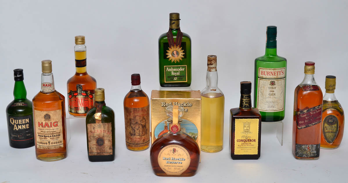 Treze garrafas de bebidas diversas.