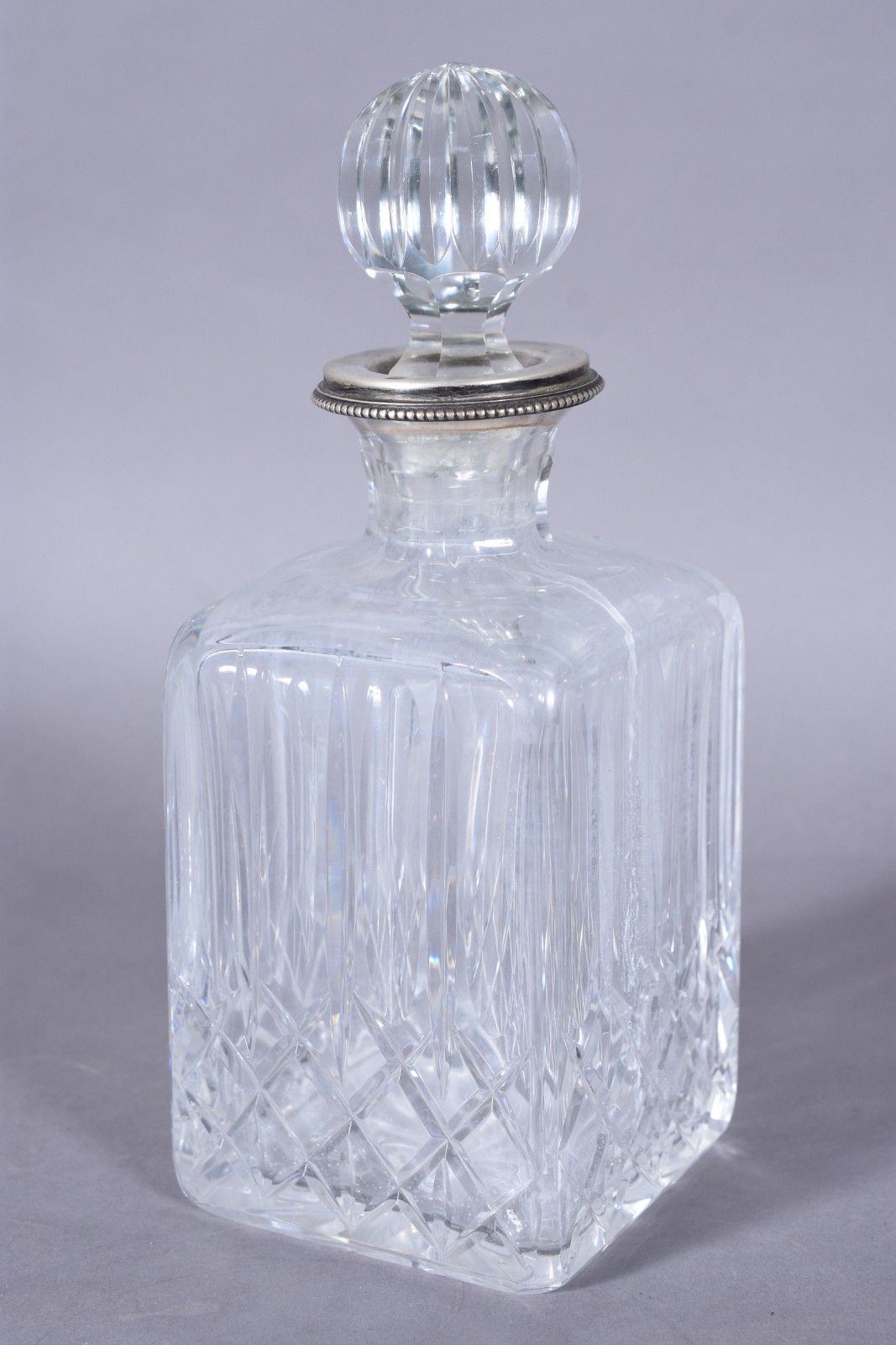 Licoreira de cristal lapidado com bocal de prata. Com mofo. - foto 1 de 5
