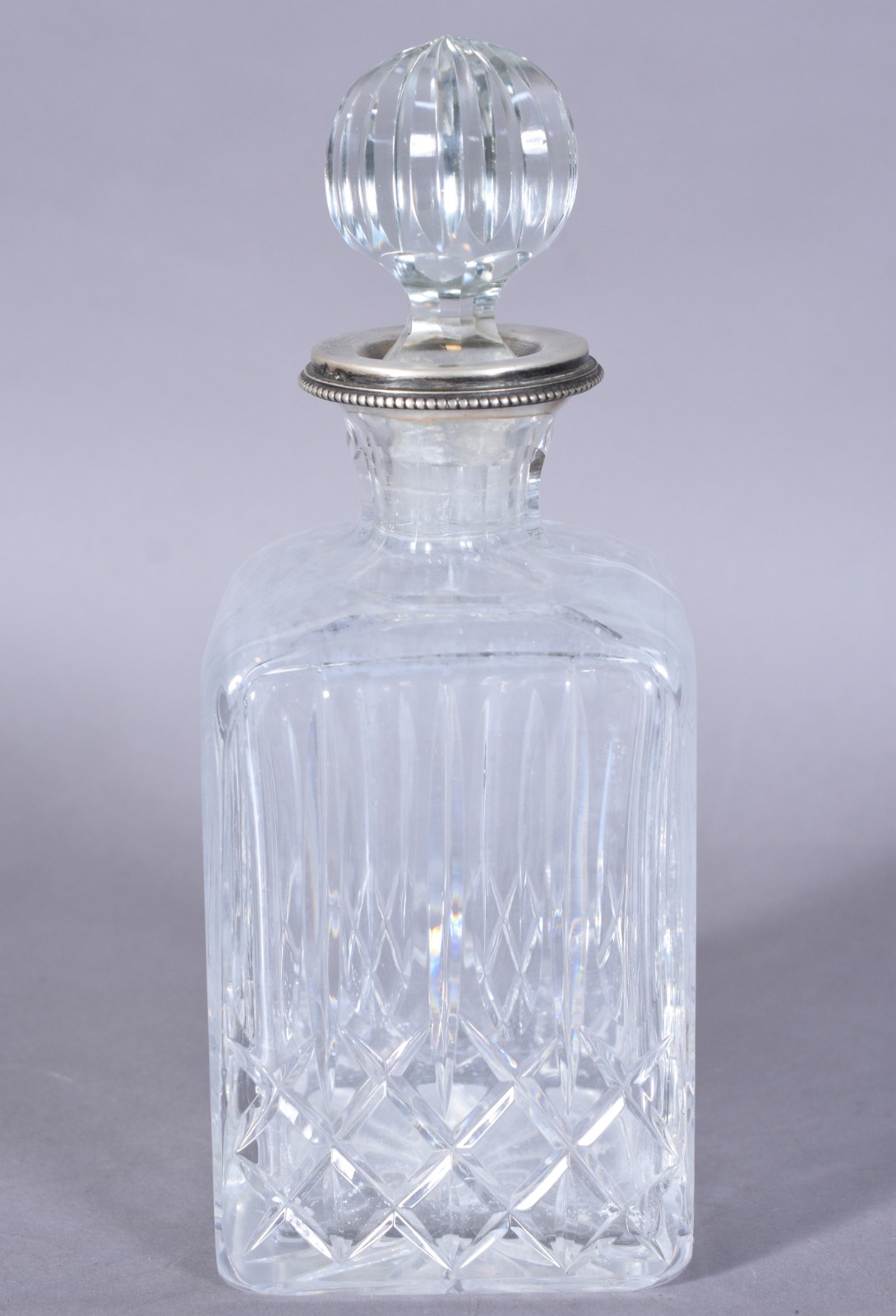 Licoreira de cristal lapidado com bocal de prata. Com mofo. - foto 2 de 5