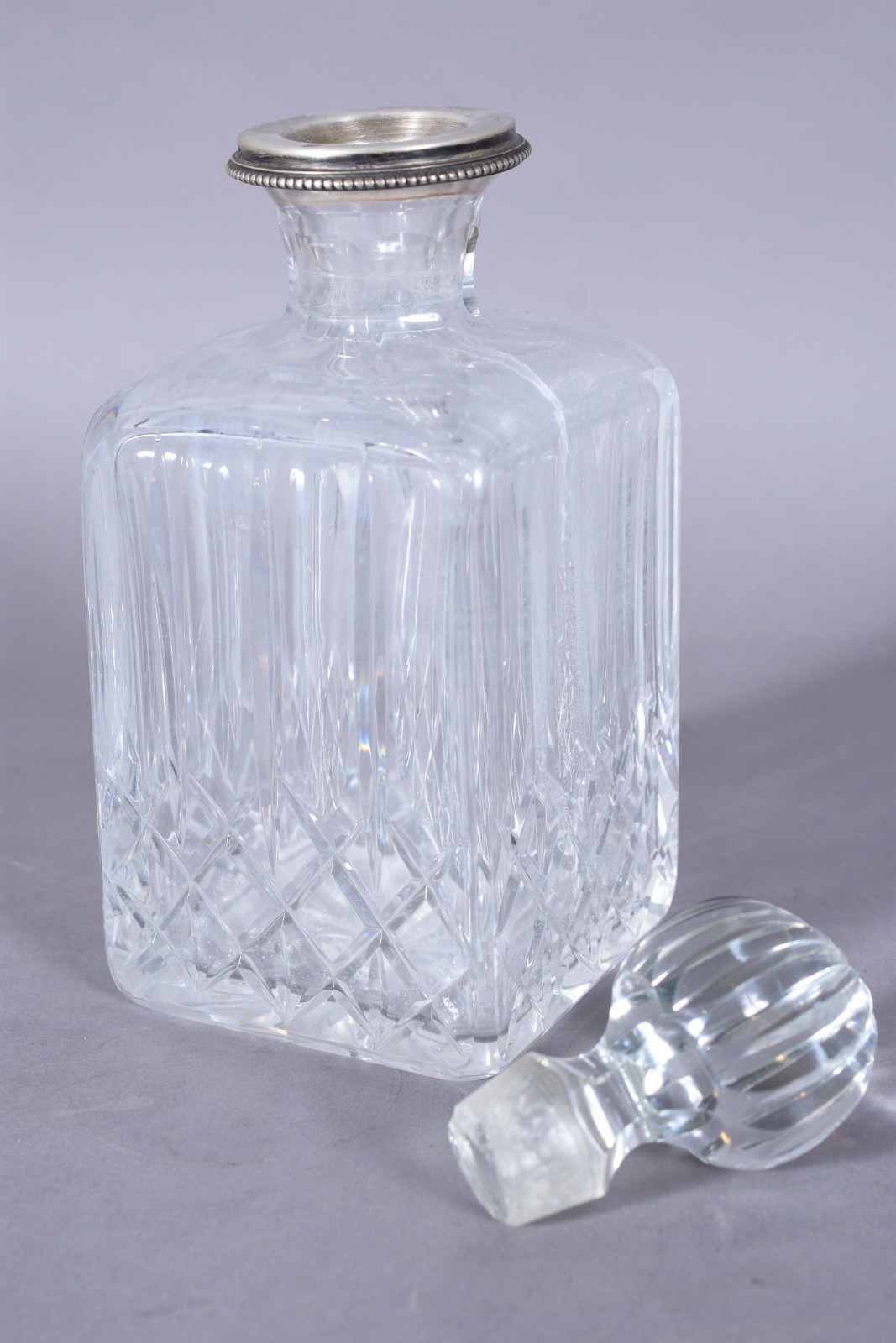 Licoreira de cristal lapidado com bocal de prata. Com mofo. - foto 3 de 5