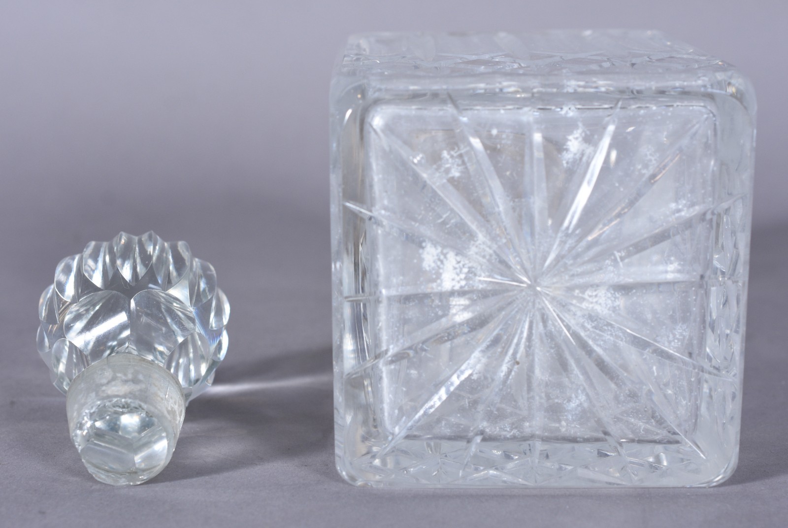 Licoreira de cristal lapidado com bocal de prata. Com mofo. - foto 4 de 5