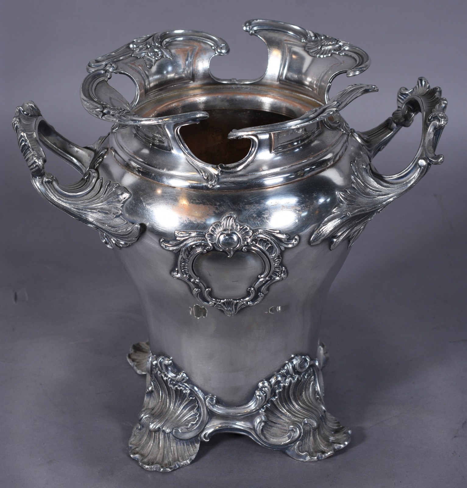 Vaso/floreira de metal prateado com medalhão com objetos cinzelados e... - foto 2 de 8