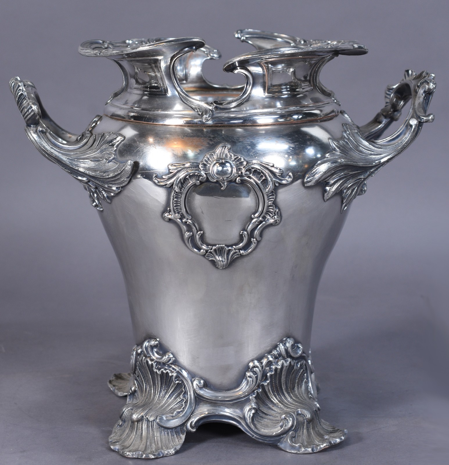Vaso/floreira de metal prateado com medalhão com objetos cinzelados e... - foto 1 de 8