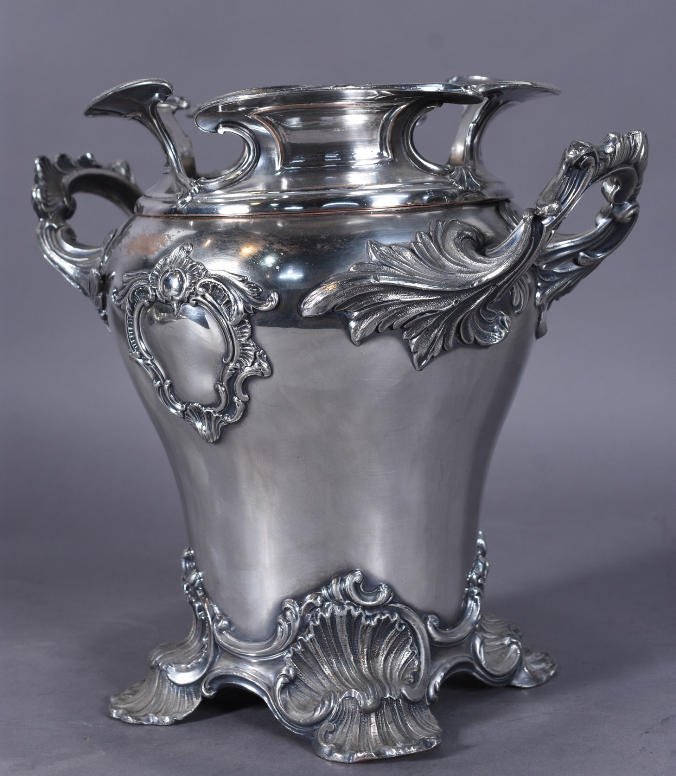 Vaso/floreira de metal prateado com medalhão com objetos cinzelados e... - foto 3 de 8