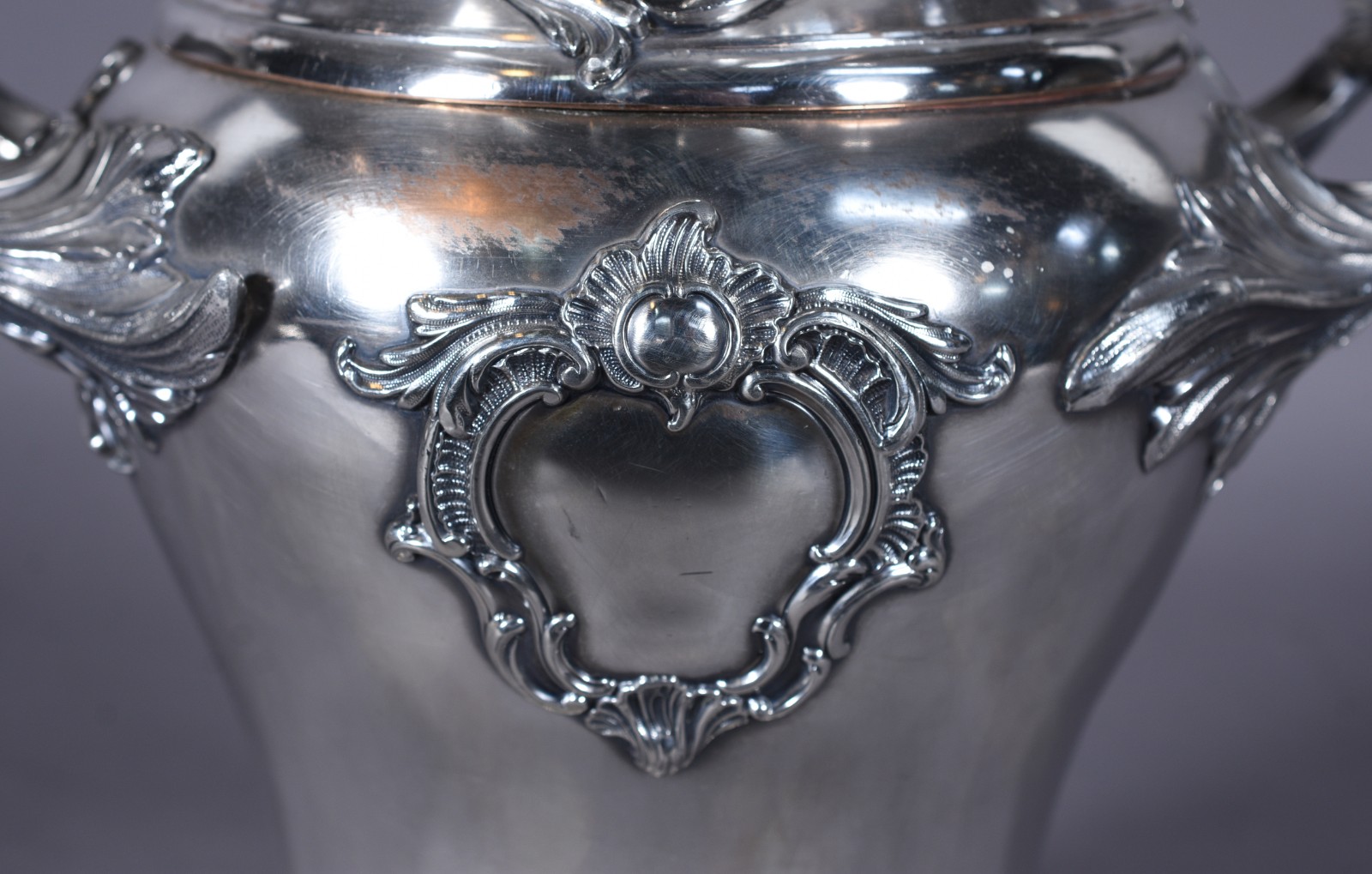 Vaso/floreira de metal prateado com medalhão com objetos cinzelados e... - foto 4 de 8