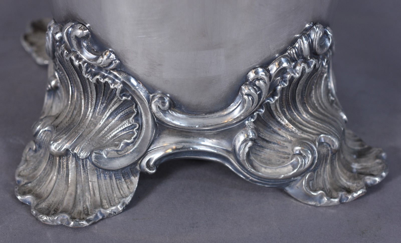 Vaso/floreira de metal prateado com medalhão com objetos cinzelados e... - foto 5 de 8