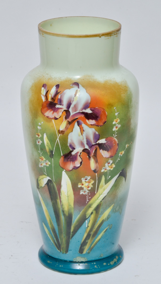 Vaso de opalina na cor verde degradé com flores em policromia. Alt...