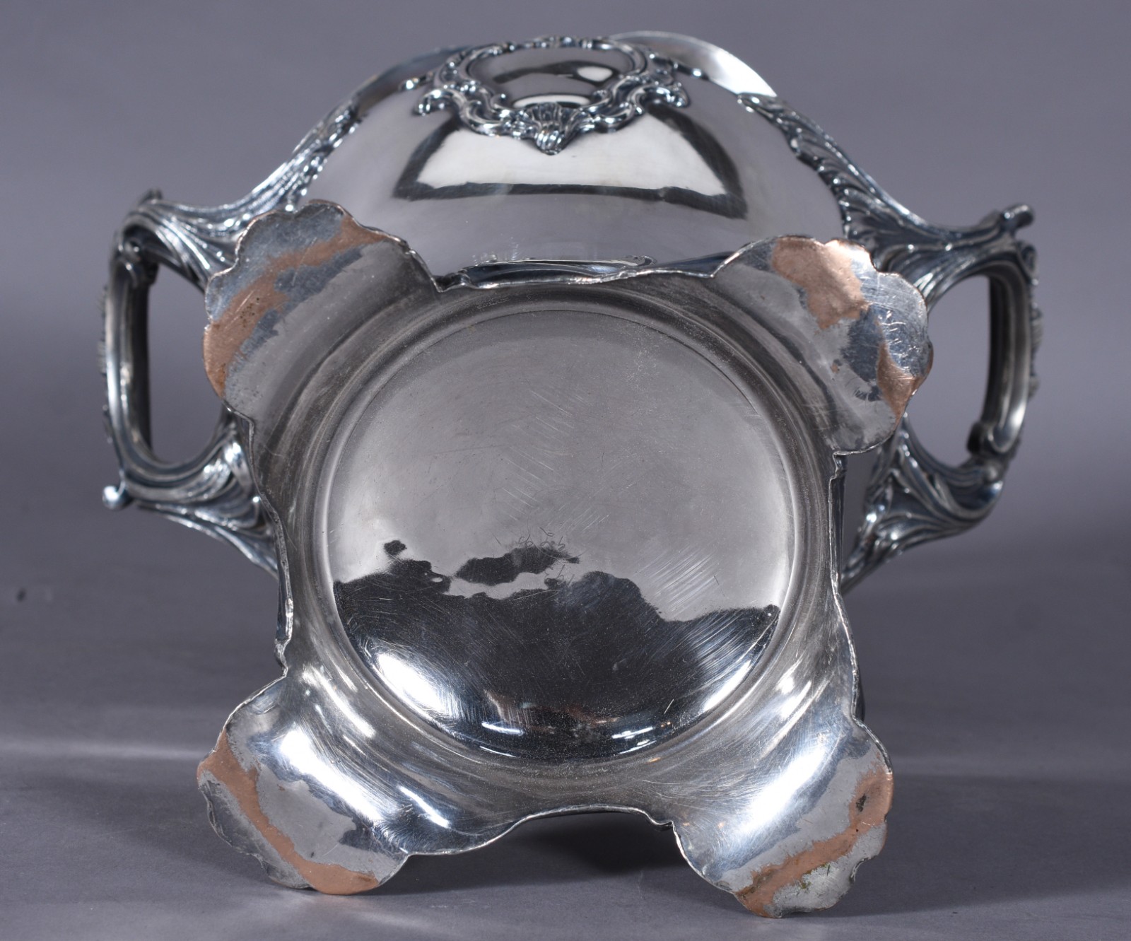 Vaso/floreira de metal prateado com medalhão com objetos cinzelados e... - foto 6 de 8