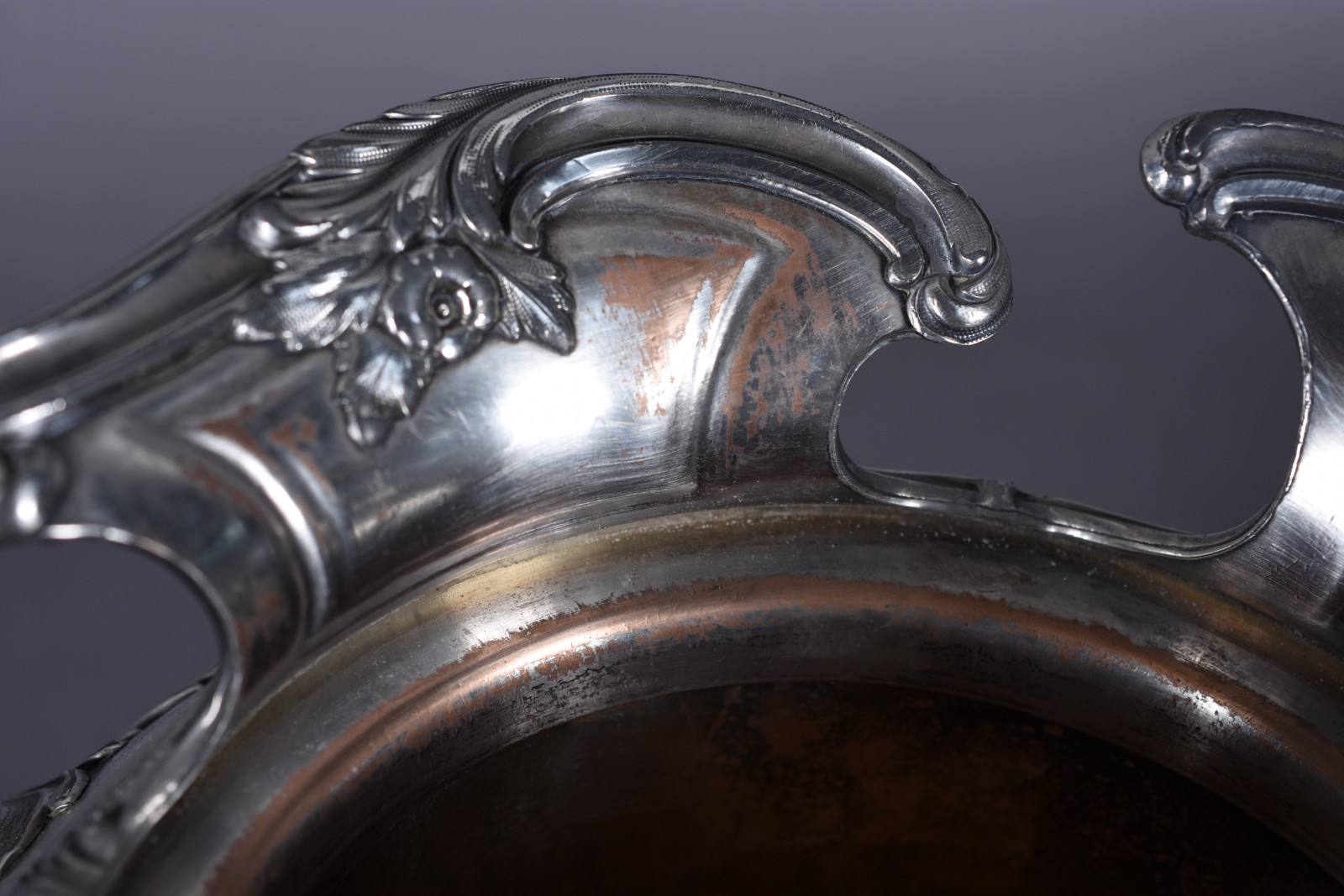 Vaso/floreira de metal prateado com medalhão com objetos cinzelados e... - foto 7 de 8