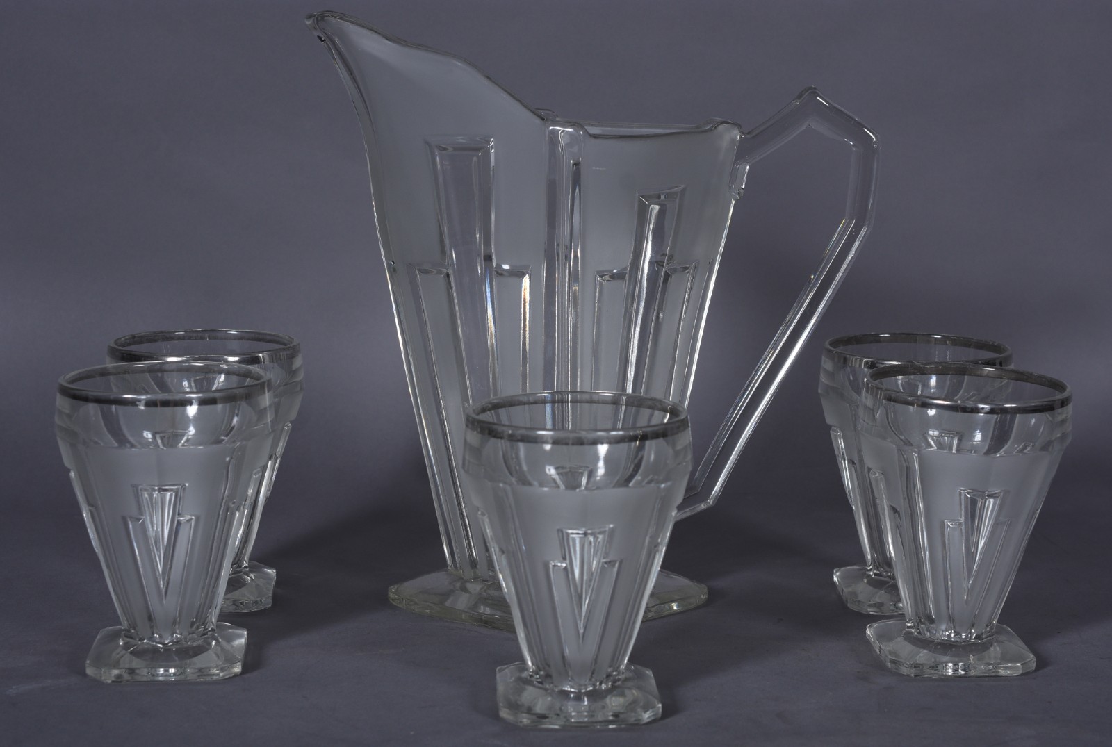 Jarra com 5 copos de vidro estilo Art Deco, resquícios de frisos... - foto 1 de 8
