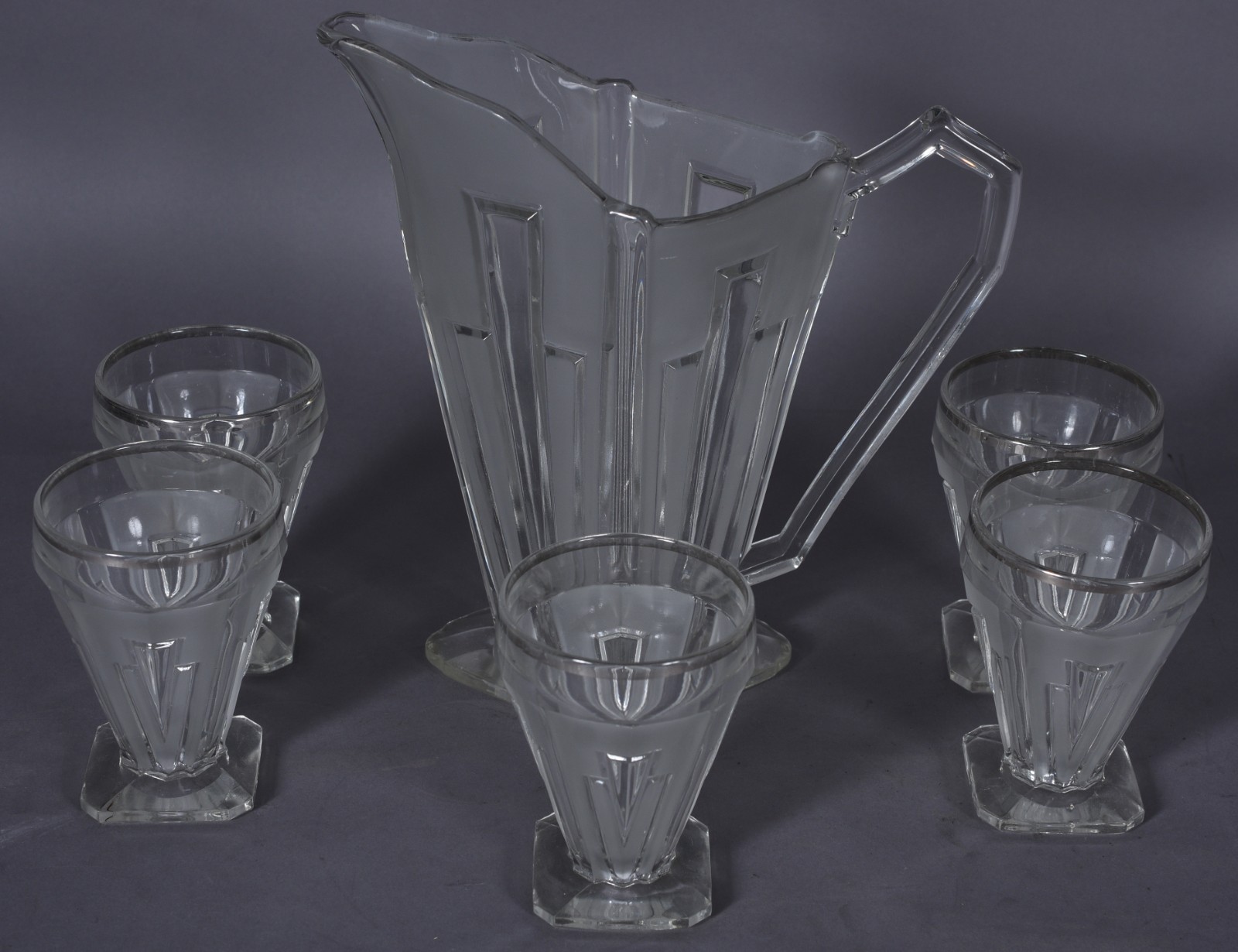 Jarra com 5 copos de vidro estilo Art Deco, resquícios de frisos... - foto 2 de 8