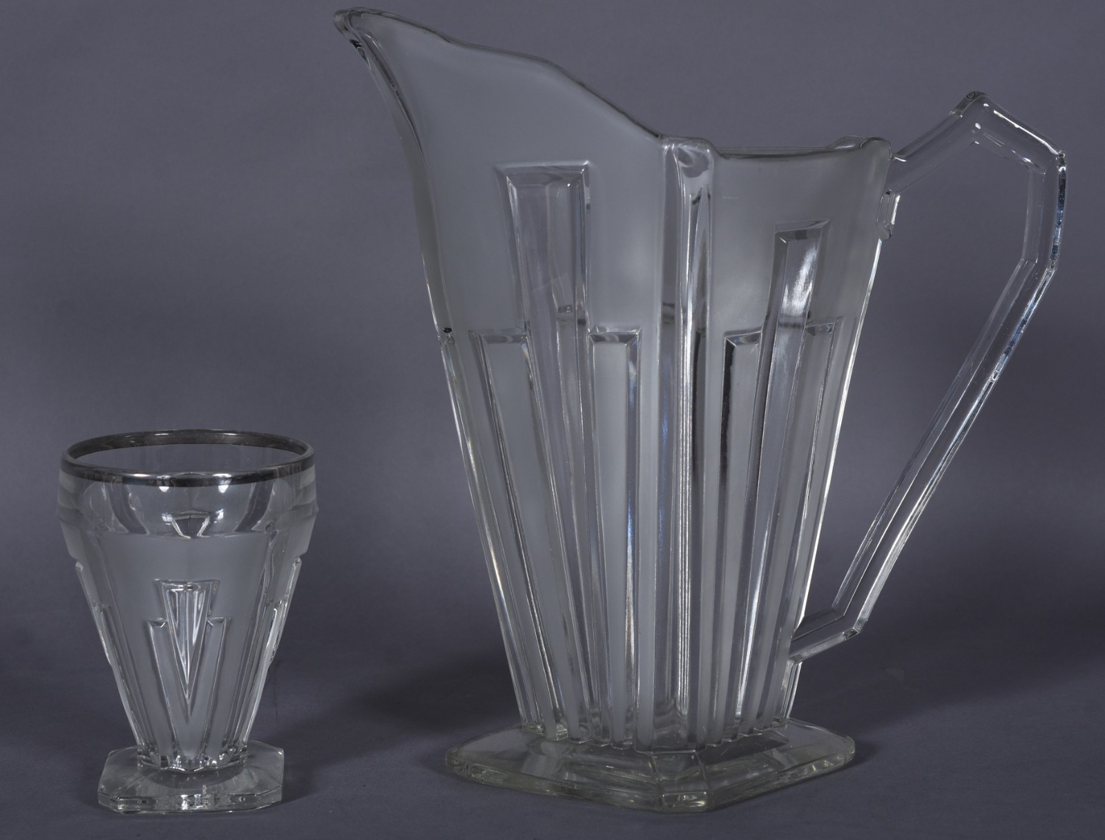 Jarra com 5 copos de vidro estilo Art Deco, resquícios de frisos... - foto 3 de 8