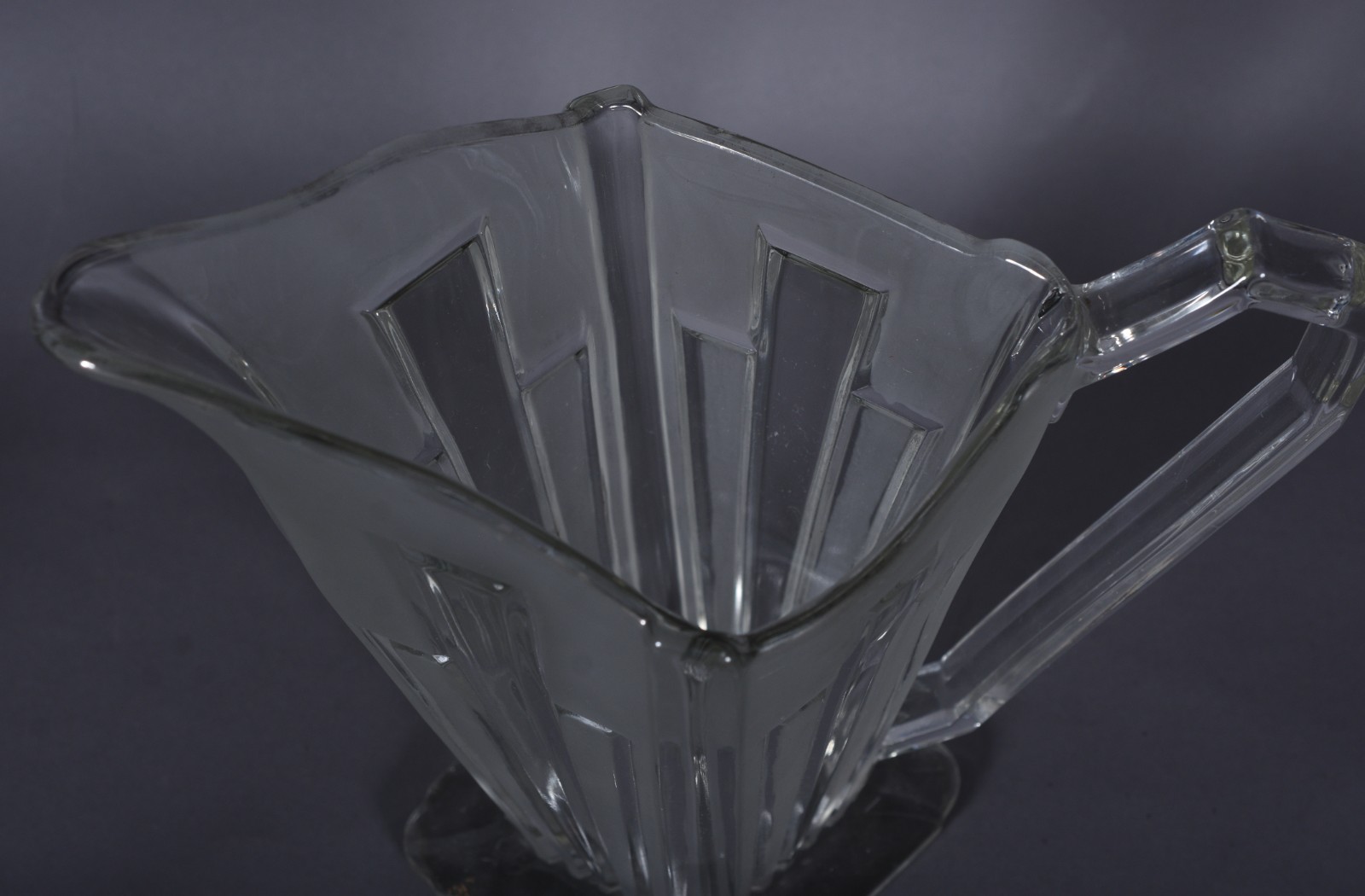 Jarra com 5 copos de vidro estilo Art Deco, resquícios de frisos... - foto 5 de 8