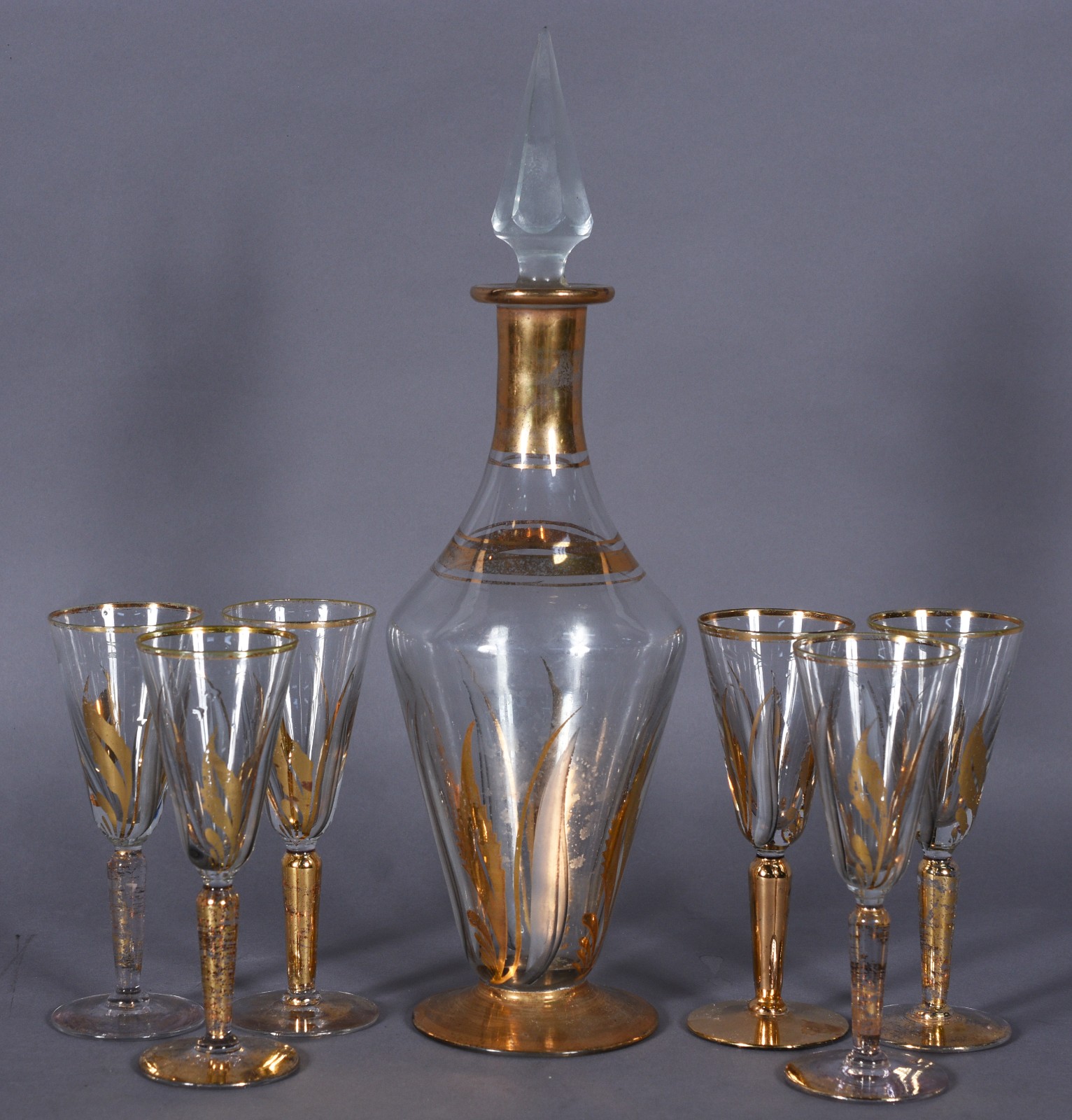 Conjunto com garrafa e 6 cálices de cristal com detalhes em dourado. - foto 1 de 8
