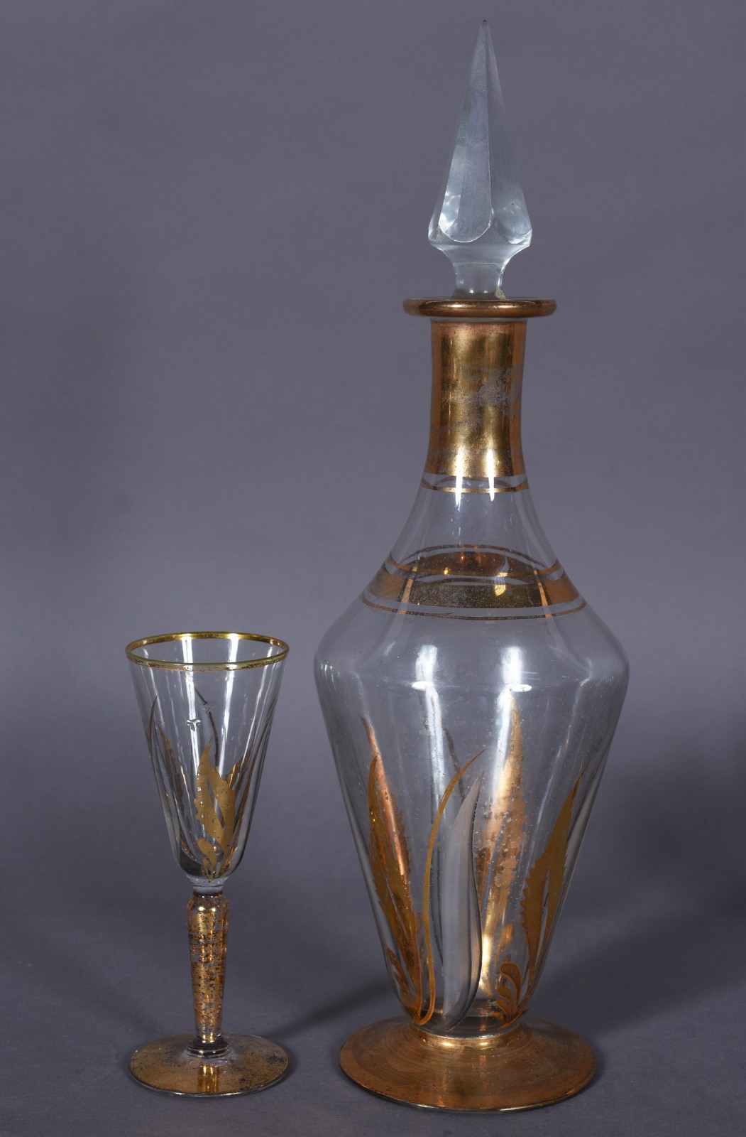Conjunto com garrafa e 6 cálices de cristal com detalhes em dourado. - foto 2 de 8