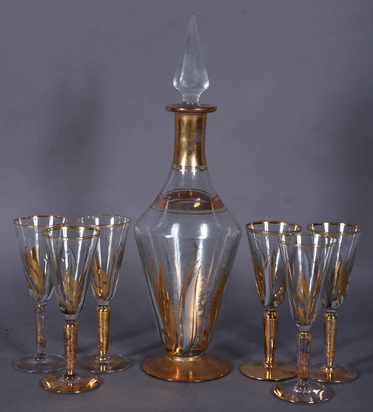 Conjunto com garrafa e 6 cálices de cristal com detalhes em dourado. - foto 3 de 8