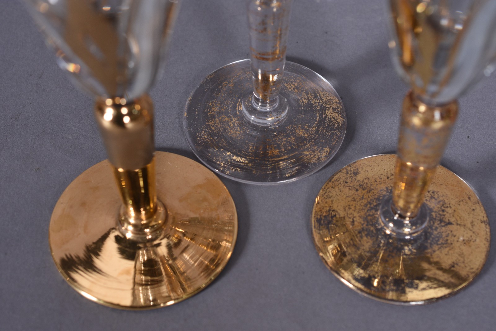 Conjunto com garrafa e 6 cálices de cristal com detalhes em dourado. - foto 5 de 8