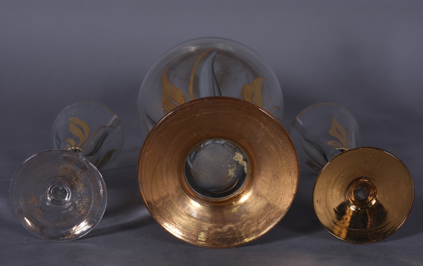 Conjunto com garrafa e 6 cálices de cristal com detalhes em dourado. - foto 7 de 8