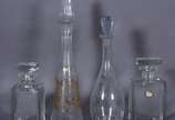 Quatro garrafas de cristal europeu em diferente... - Quatro garrafas de cristal europeu em diferentes formatos, sendo duas quadrangulares e duas longas (duas tampas lascadas).