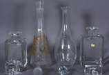 Quatro garrafas de cristal europeu em diferente... - Quatro garrafas de cristal europeu em diferentes formatos, sendo duas quadrangulares e duas longas (duas tampas lascadas).