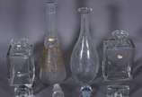 Quatro garrafas de cristal europeu em diferente... - Quatro garrafas de cristal europeu em diferentes formatos, sendo duas quadrangulares e duas longas (duas tampas lascadas).