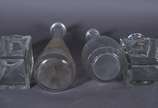 Quatro garrafas de cristal europeu em diferente... - Quatro garrafas de cristal europeu em diferentes formatos, sendo duas quadrangulares e duas longas (duas tampas lascadas).
