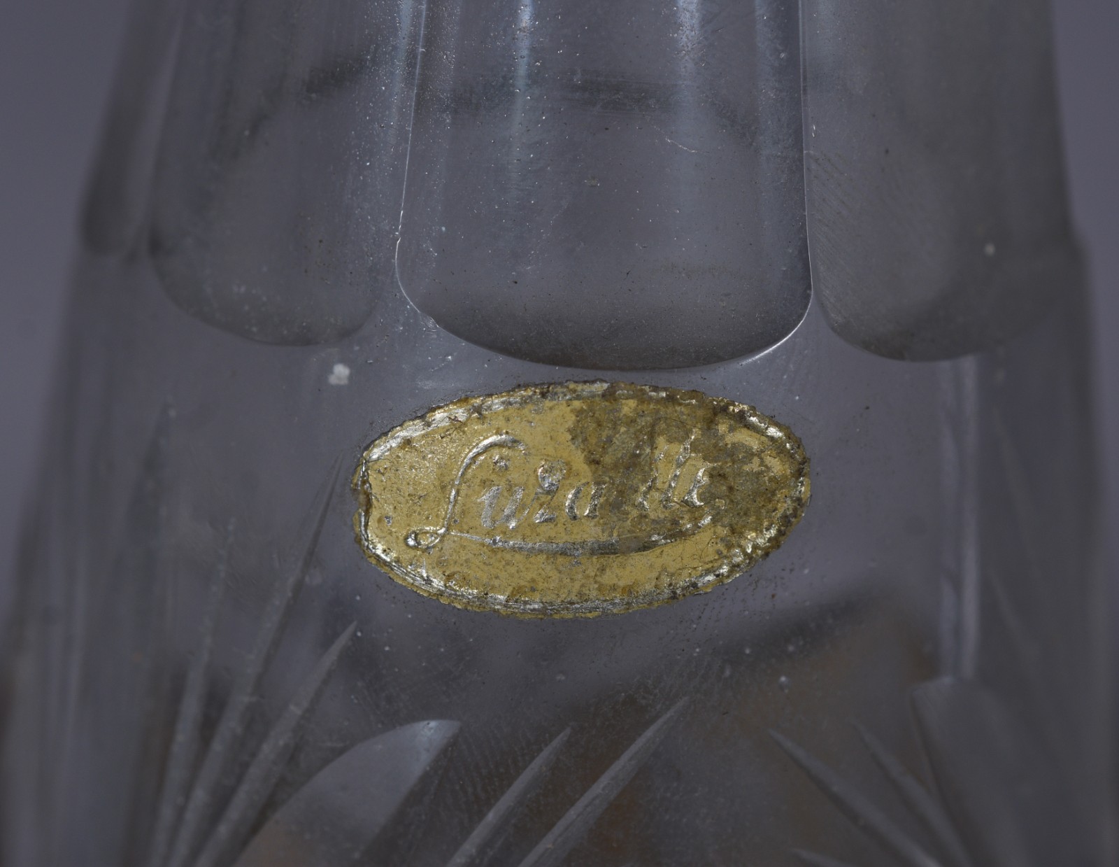 Quatro garrafas de cristal europeu em diferentes formatos, sendo duas... - foto 6 de 6
