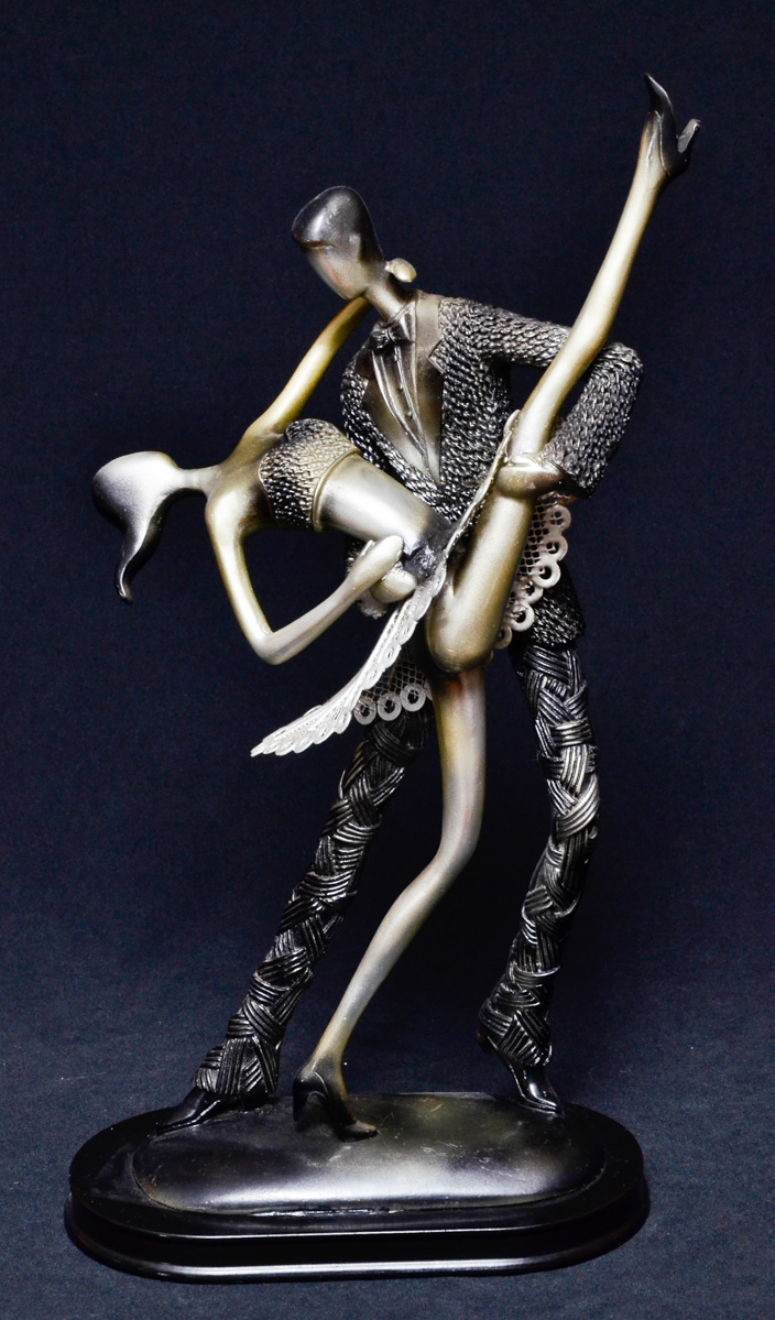 Escultura de resina representando casal de dançarinos. Alt. 38 cm.