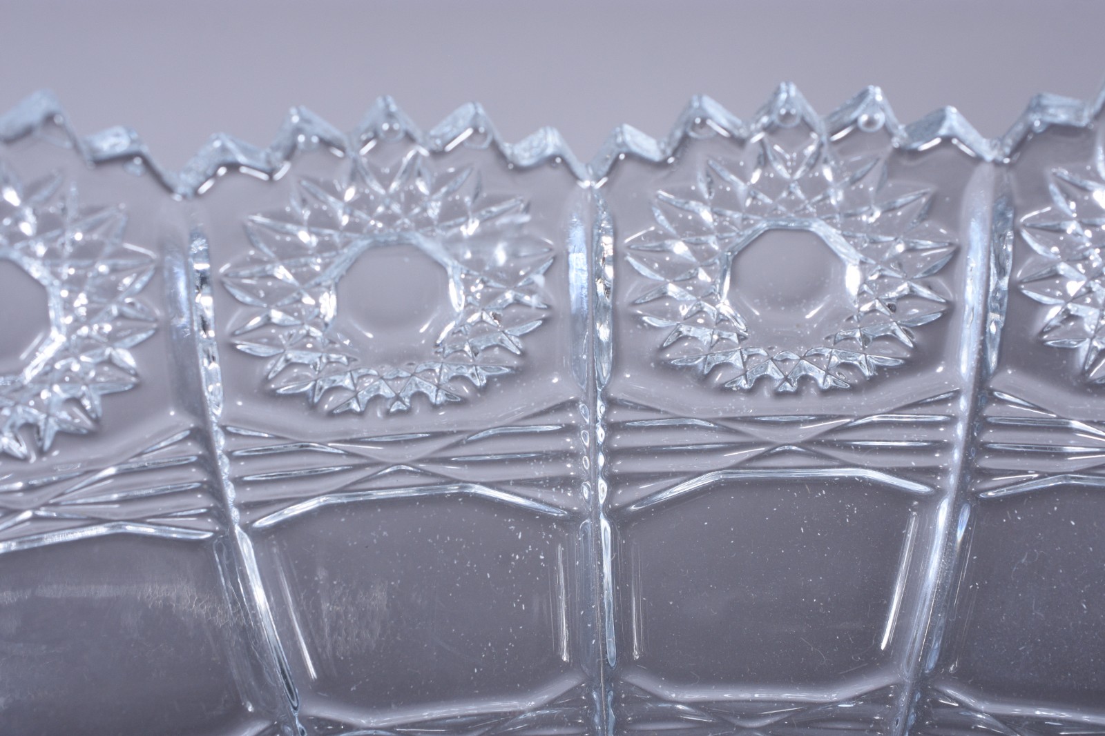 Três fruteiras de cristal/vidro lapidado, sendo uma baixa com tres... - foto 4 de 11