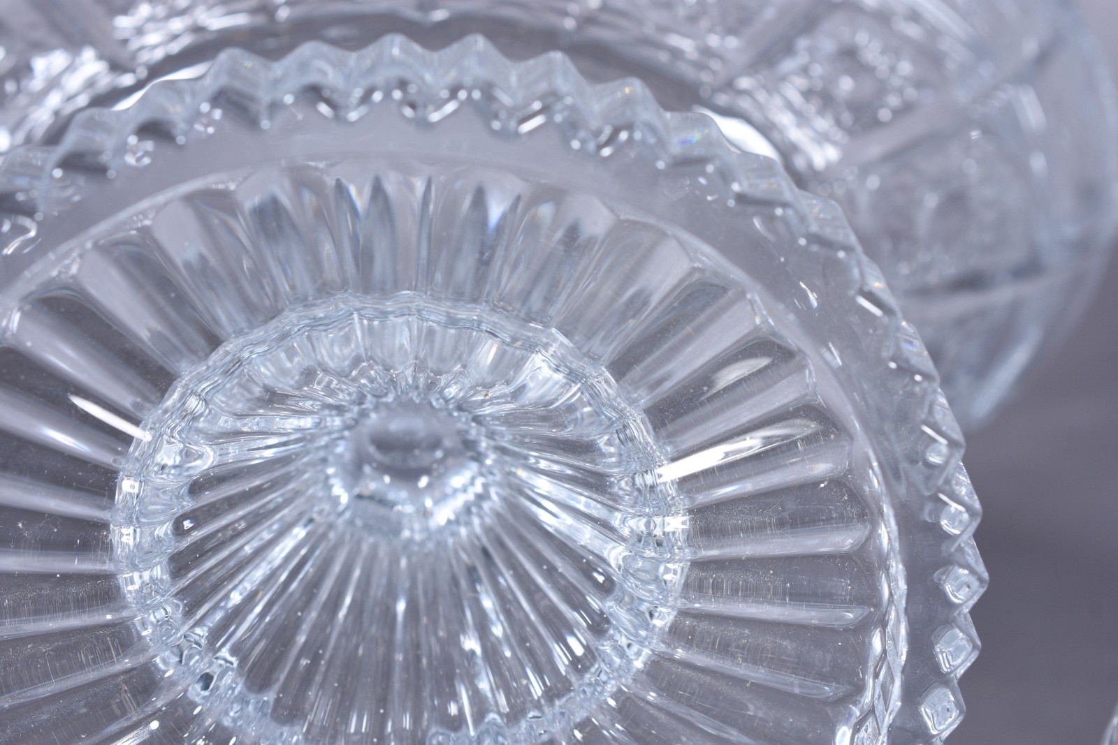 Três fruteiras de cristal/vidro lapidado, sendo uma baixa com tres... - foto 7 de 11