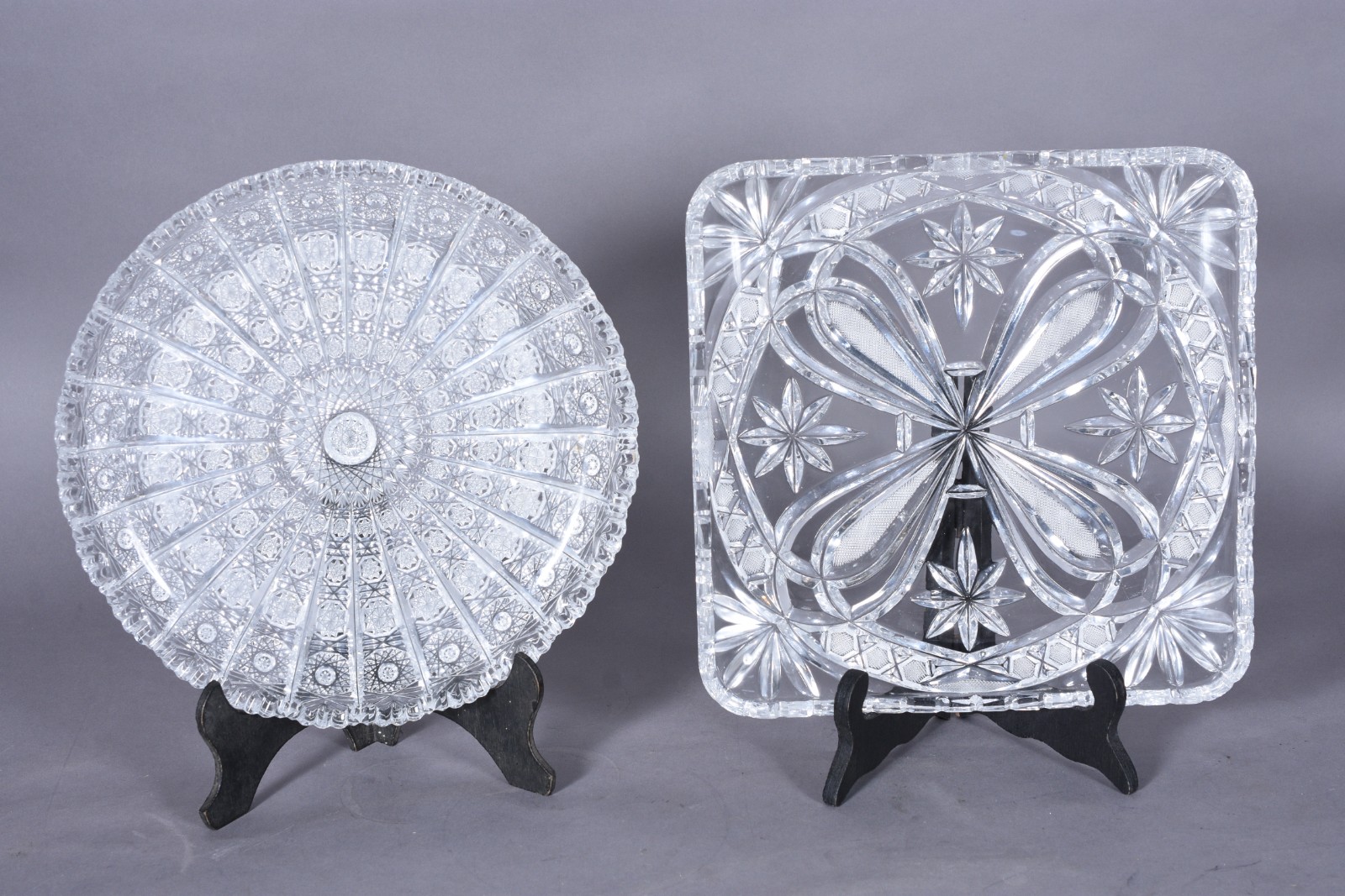 Dois pratos de cristal tcheco lapidado, sendo um redondo e outro... - foto 1 de 11