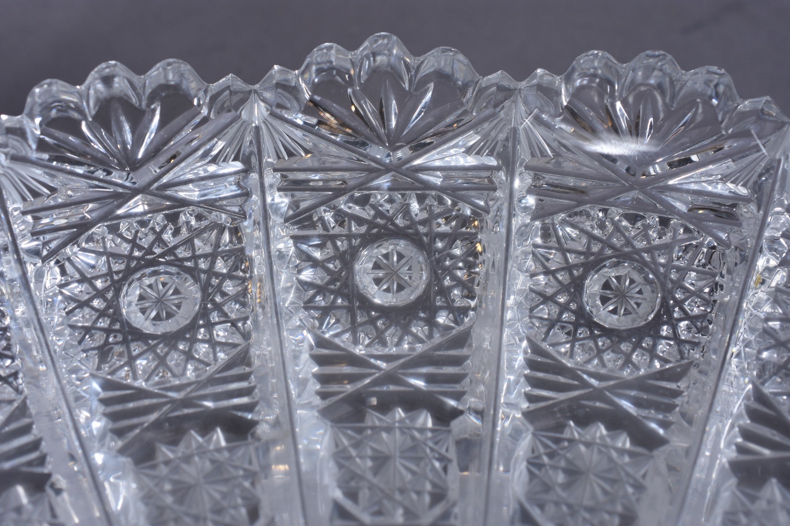 Dois pratos de cristal tcheco lapidado, sendo um redondo e outro... - foto 9 de 11