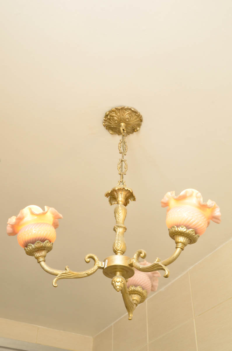 Lustre dourado de metal para 3 luzes, mangas feitio babado. Alt. 60... - foto 1 de 2