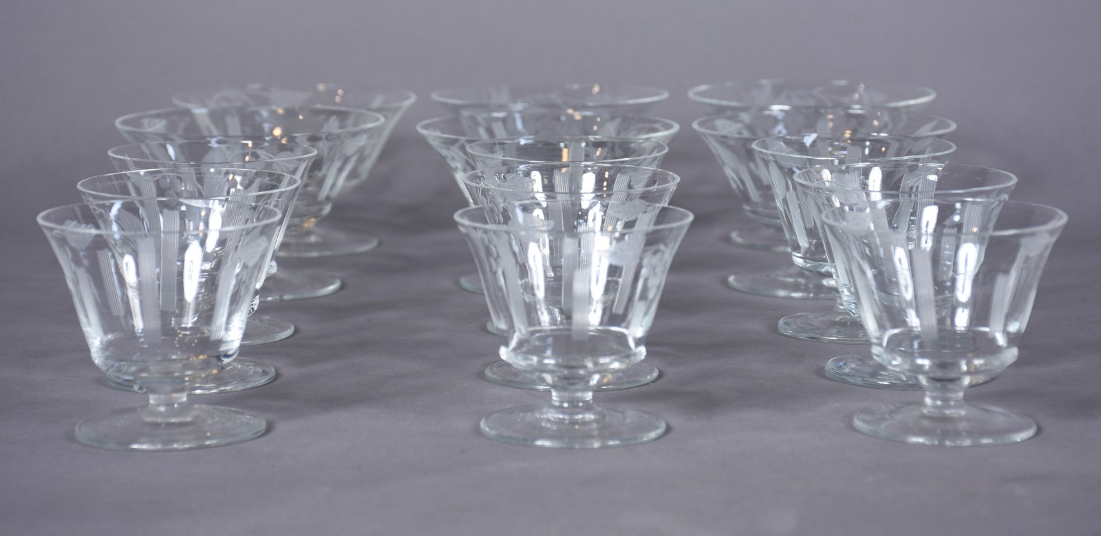 Conjunto de taças cristal decoradas com cachos de uvas e frisos... - foto 1 de 8