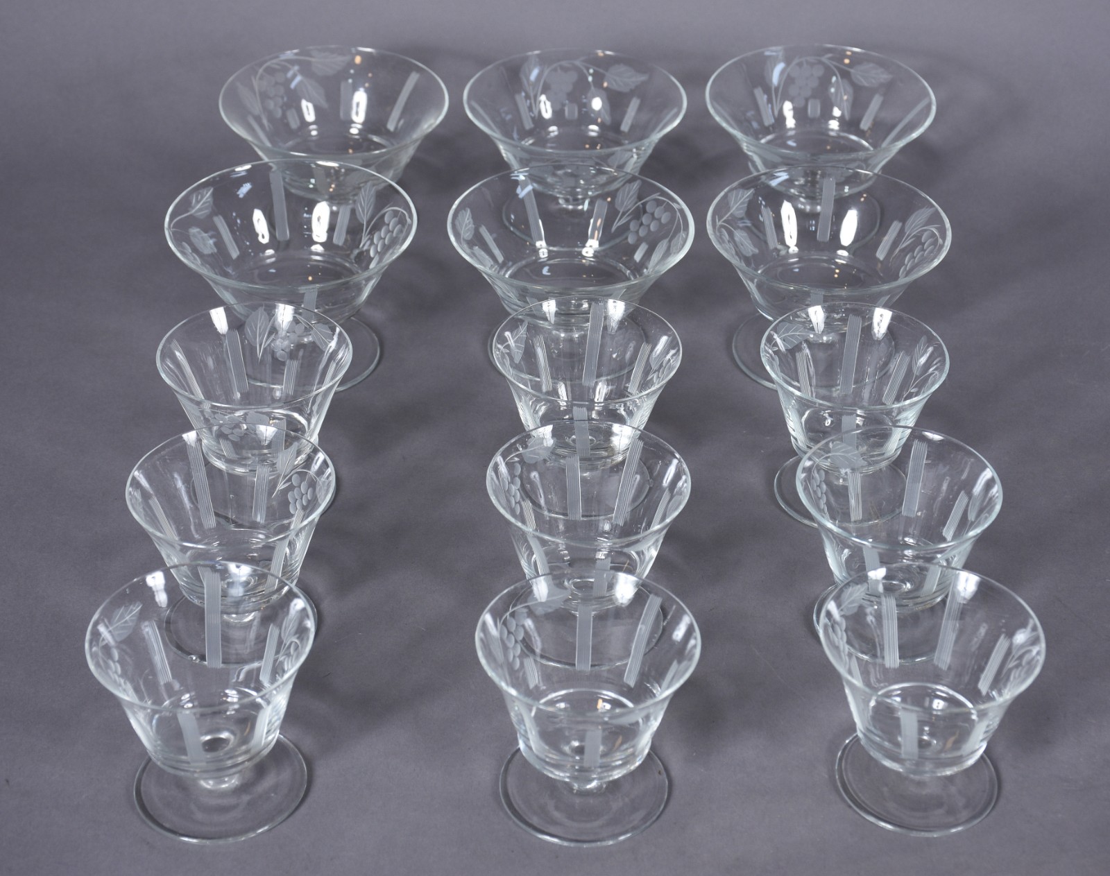 Conjunto de taças cristal decoradas com cachos de uvas e frisos... - foto 2 de 8