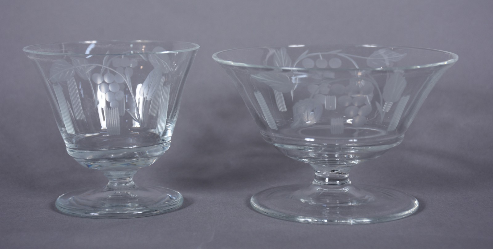 Conjunto de taças cristal decoradas com cachos de uvas e frisos... - foto 3 de 8