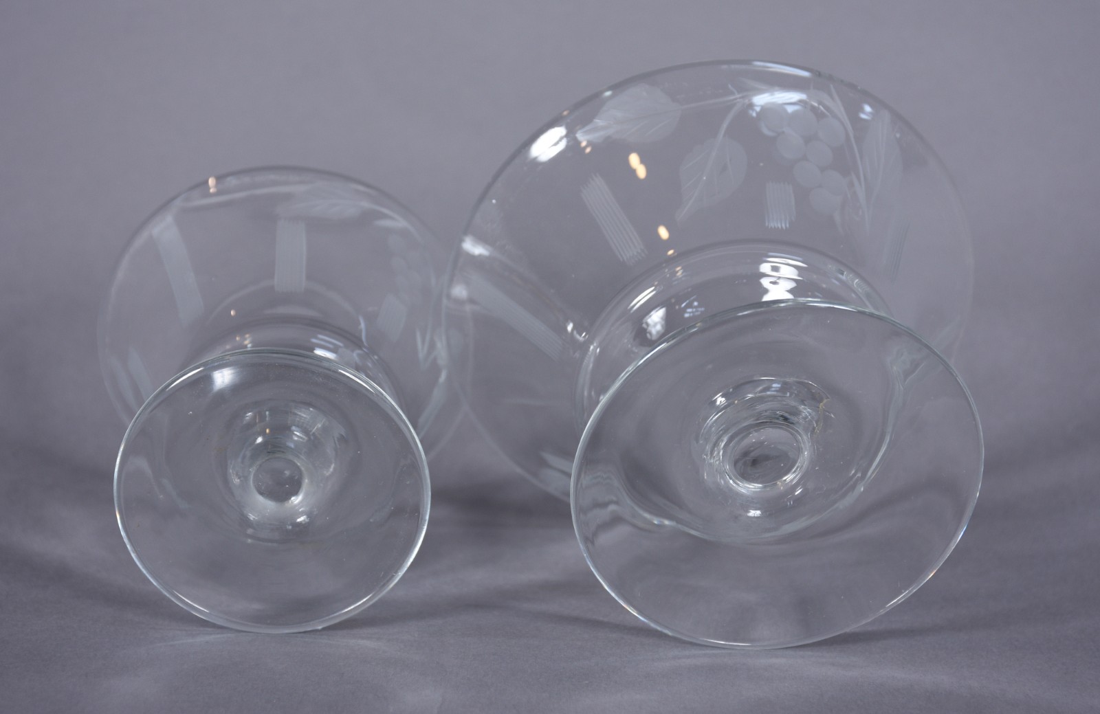 Conjunto de taças cristal decoradas com cachos de uvas e frisos... - foto 4 de 8