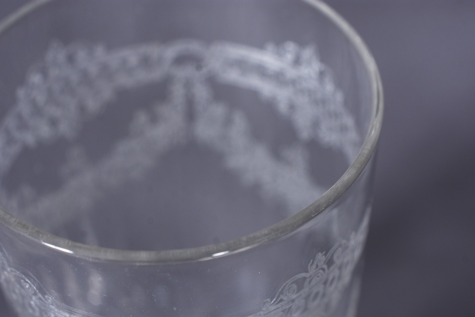 Conjunto de cristal lavrado com guirlandas, composto de: 6 taças para... - foto 6 de 6