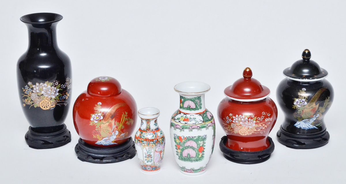 Diversas peças de porcelana, sendo 3 potiches e 3 vasos diversos...