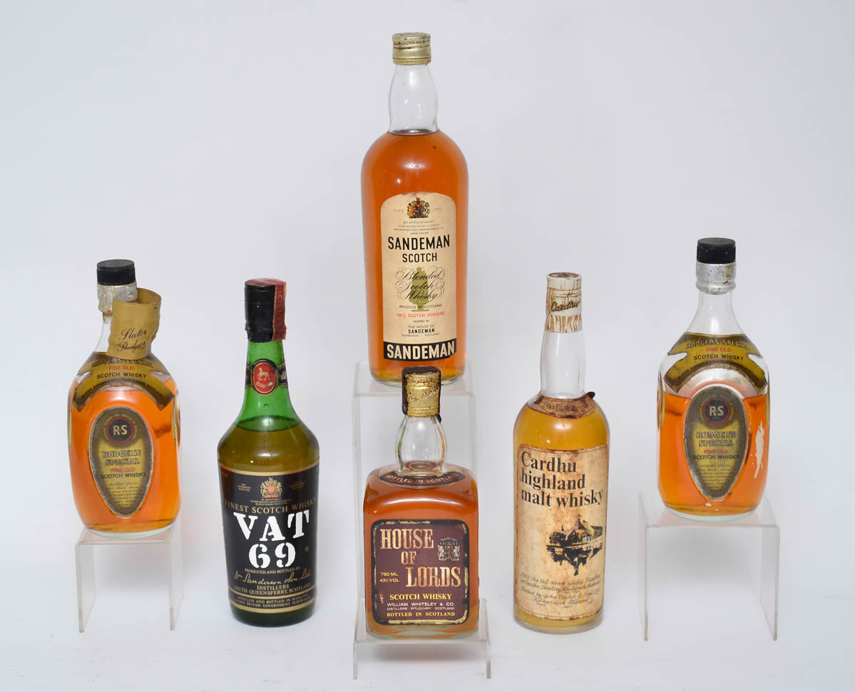 Seis garrafas de whisky diversos.