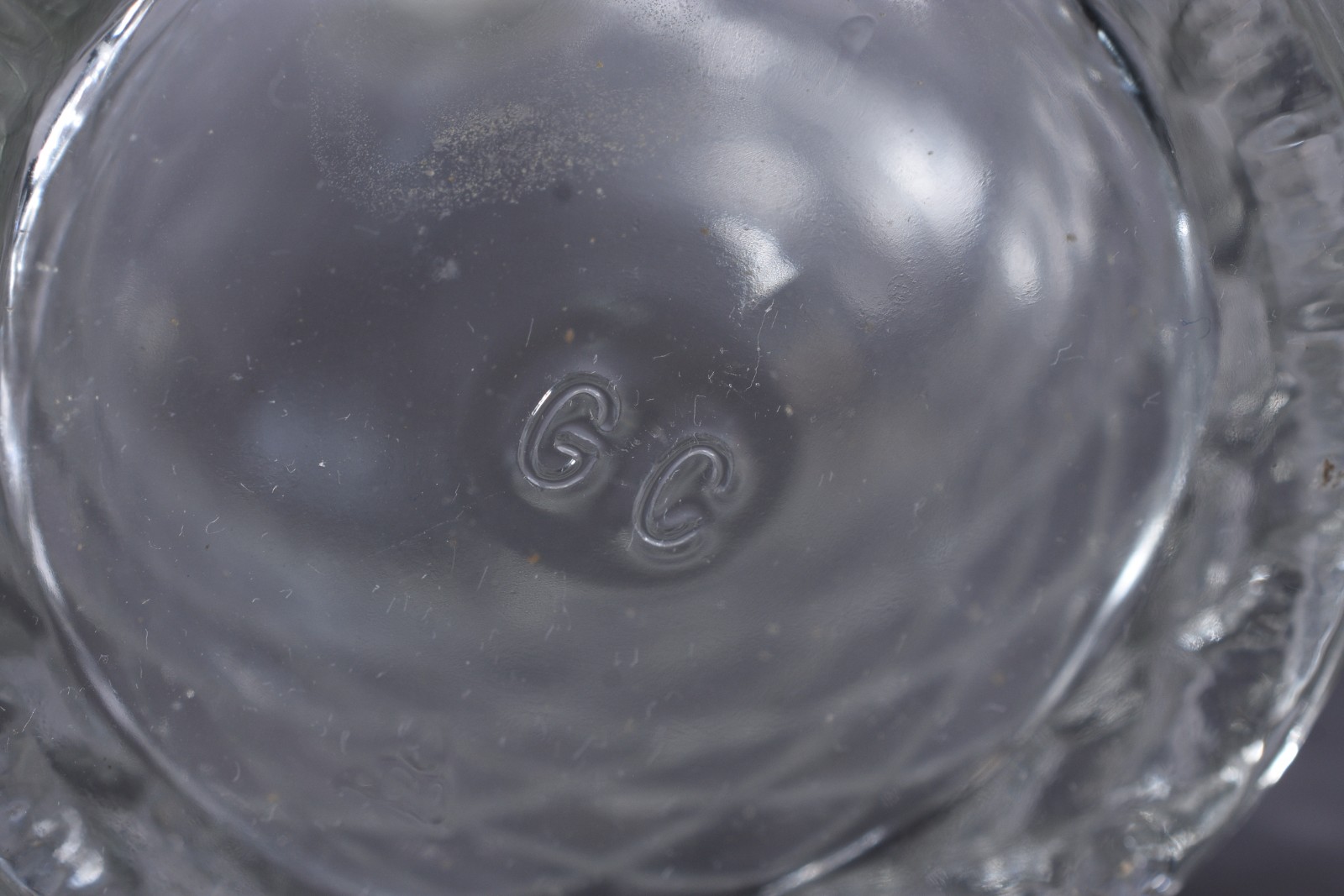 Duas garrafas de cristal lapidado, sendo uma com alça. - foto 6 de 8