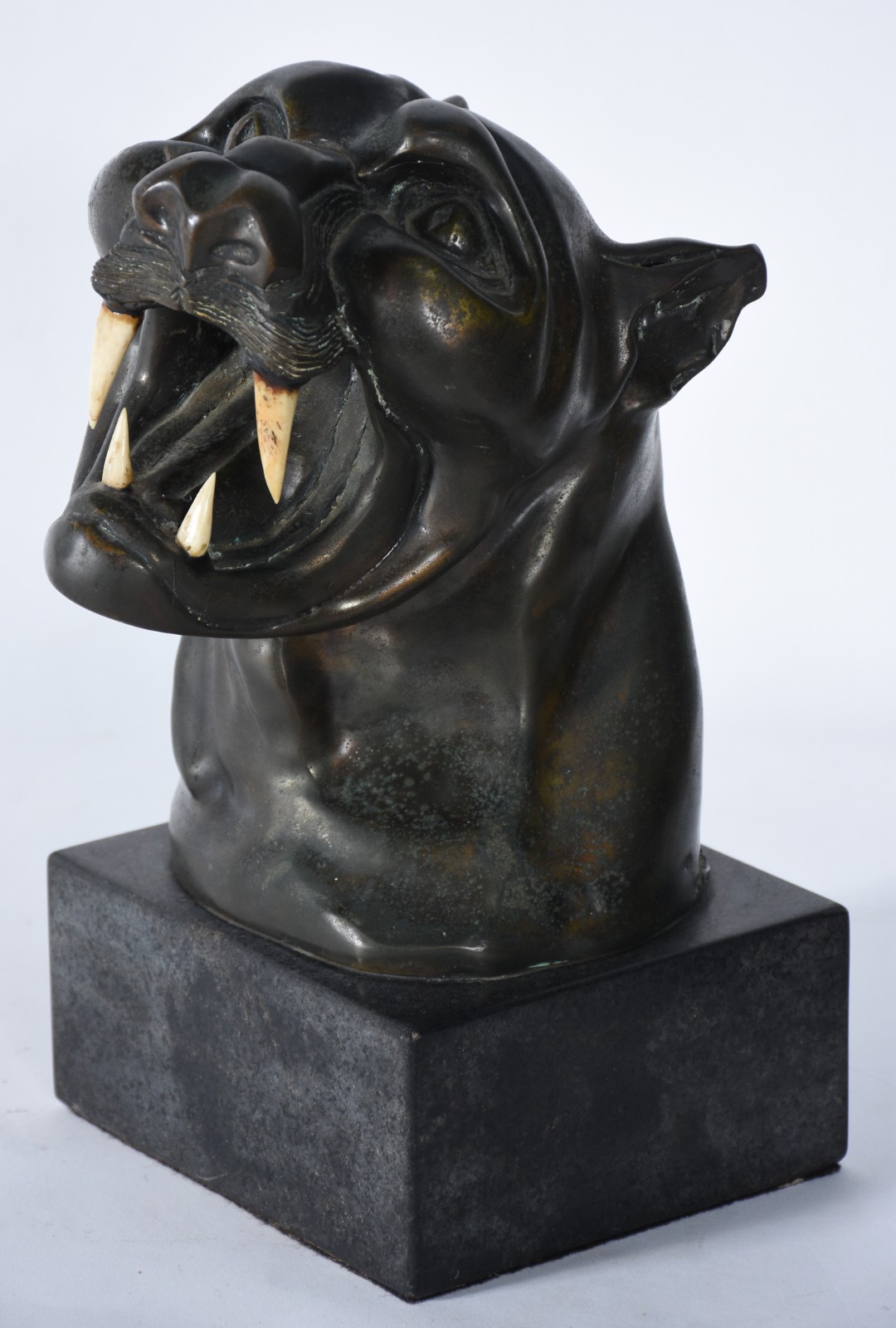 Escultura de bronze representando "Pantera", base de mármore. - foto 1 de 6