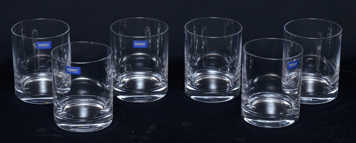 Seis copos de cristal para whisky .