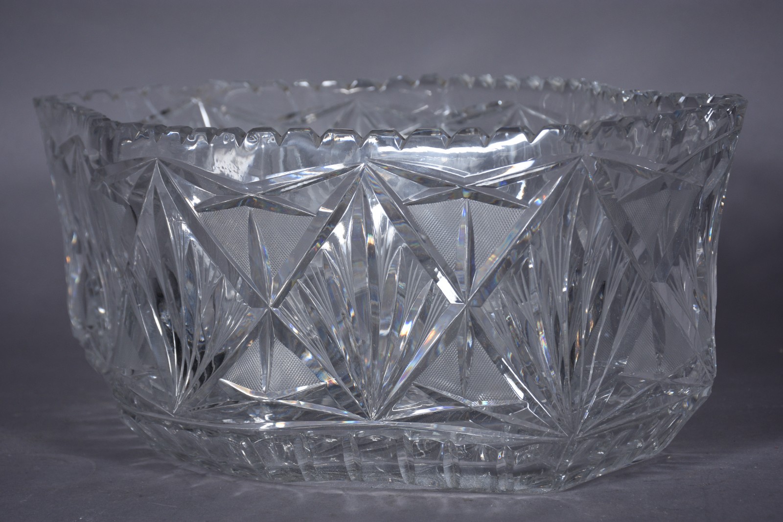 Centro de mesa de cristal tcheco lapidado, feitio oitavado. Lascado... - foto 1 de 7