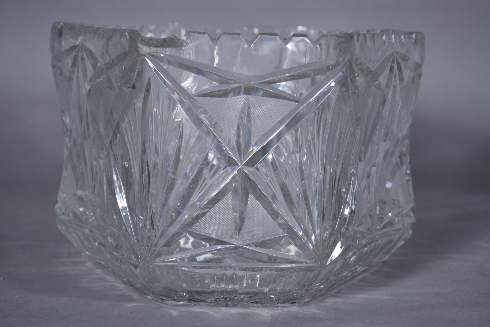 Centro de mesa de cristal tcheco lapidado, feitio oitavado. Lascado... - foto 2 de 7
