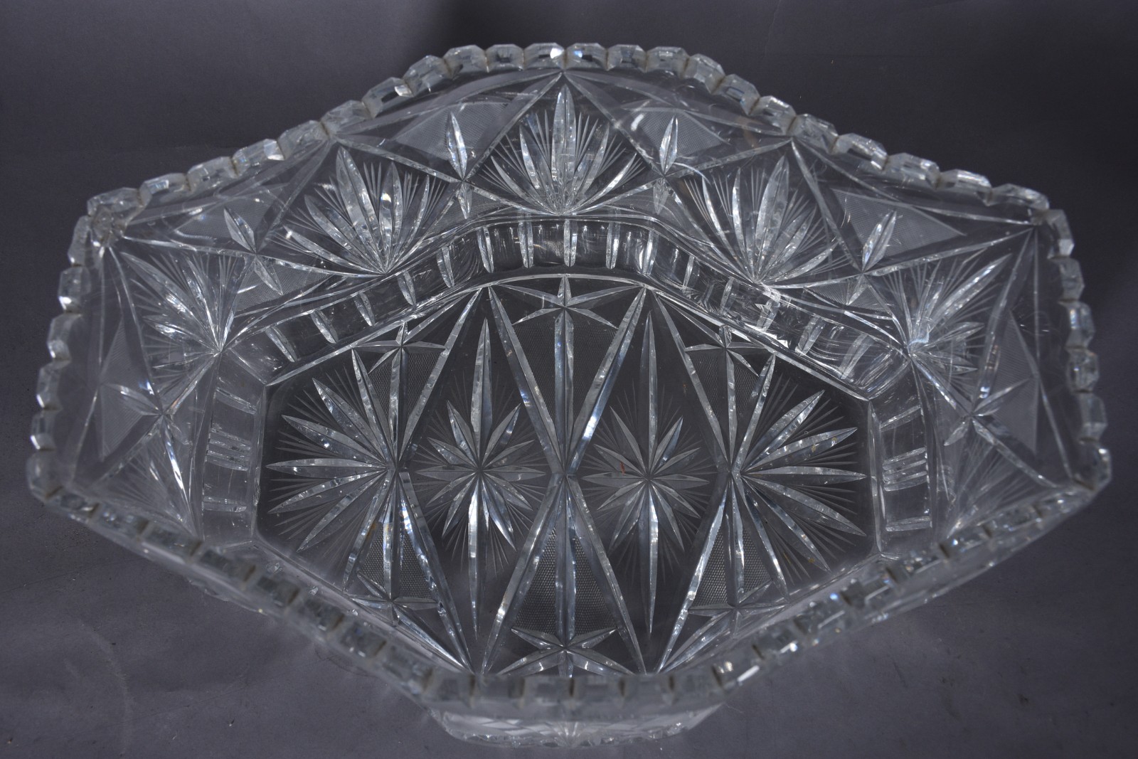 Centro de mesa de cristal tcheco lapidado, feitio oitavado. Lascado... - foto 3 de 7