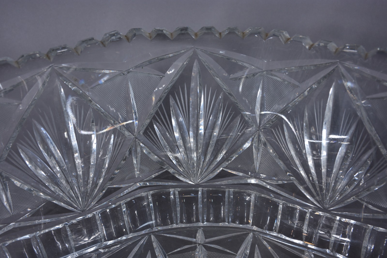 Centro de mesa de cristal tcheco lapidado, feitio oitavado. Lascado... - foto 4 de 7