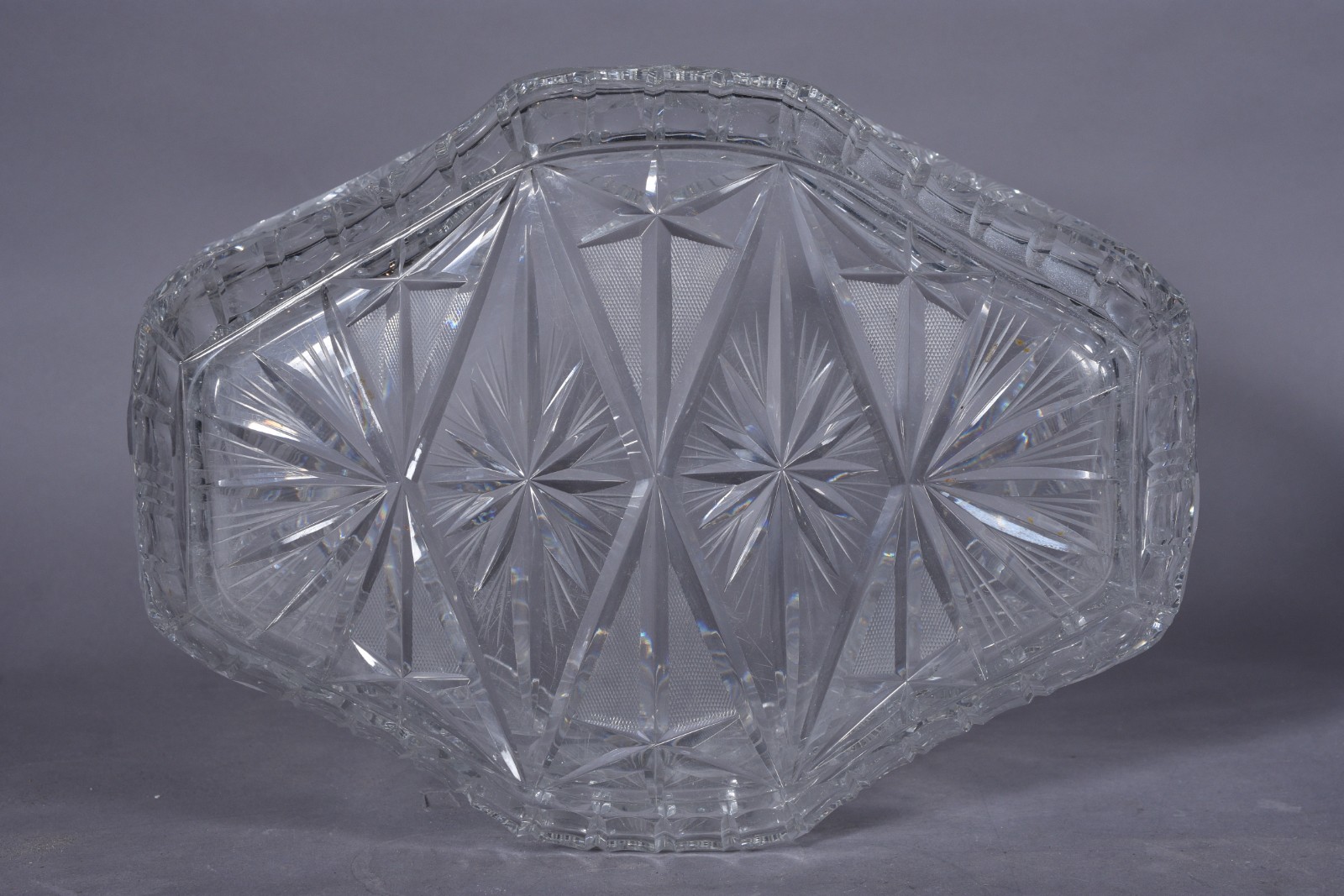 Centro de mesa de cristal tcheco lapidado, feitio oitavado. Lascado... - foto 5 de 7