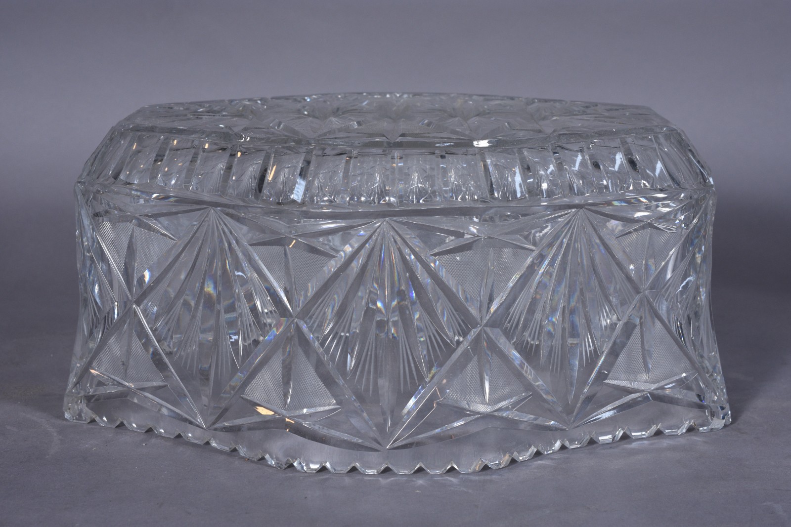 Centro de mesa de cristal tcheco lapidado, feitio oitavado. Lascado... - foto 6 de 7