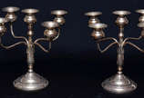 Par de candelabros de metal prateado p/ 5 velas... - Par de candelabros de metal prateado p/ 5 velas cada.